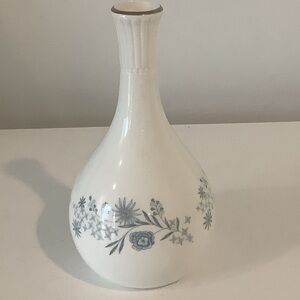 Wedgwood vintage White bud Vase Belle Fleur Blue Floral Design made in England